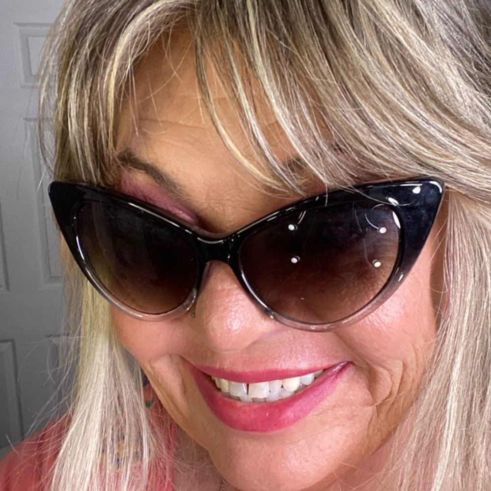 Chic Black Cat-Eye Sunglasses